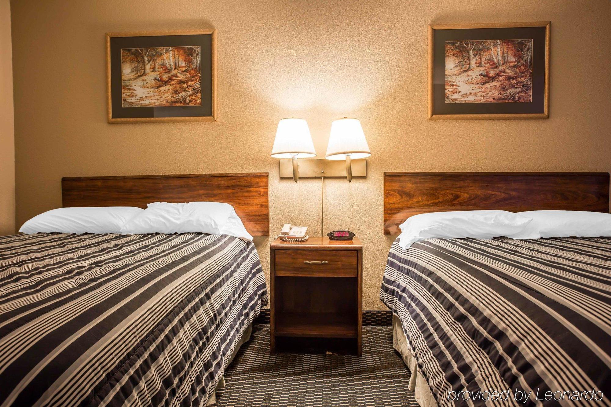 Econo Lodge Inn & Suites 兰伯顿 外观 照片