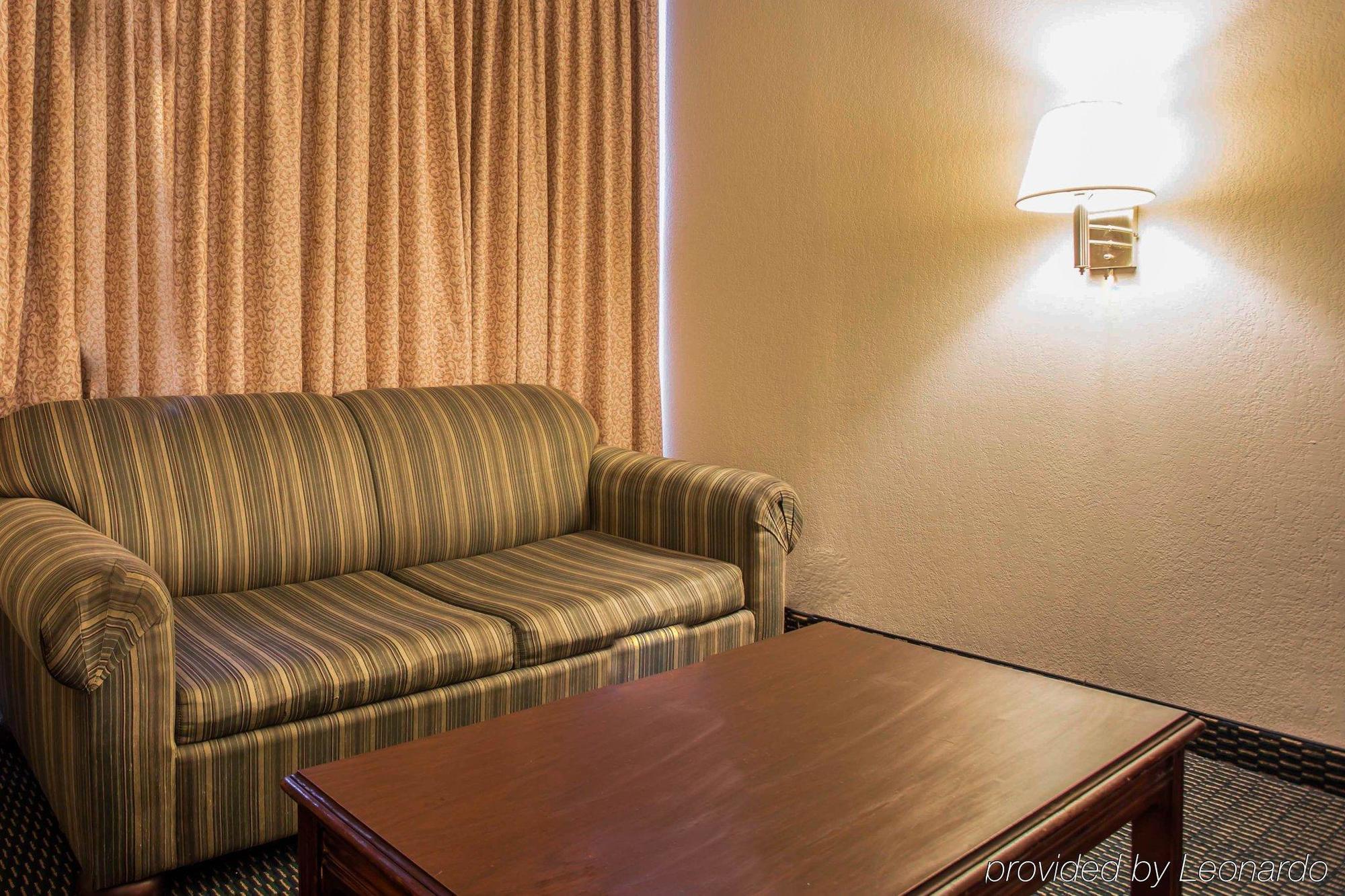 Econo Lodge Inn & Suites 兰伯顿 外观 照片