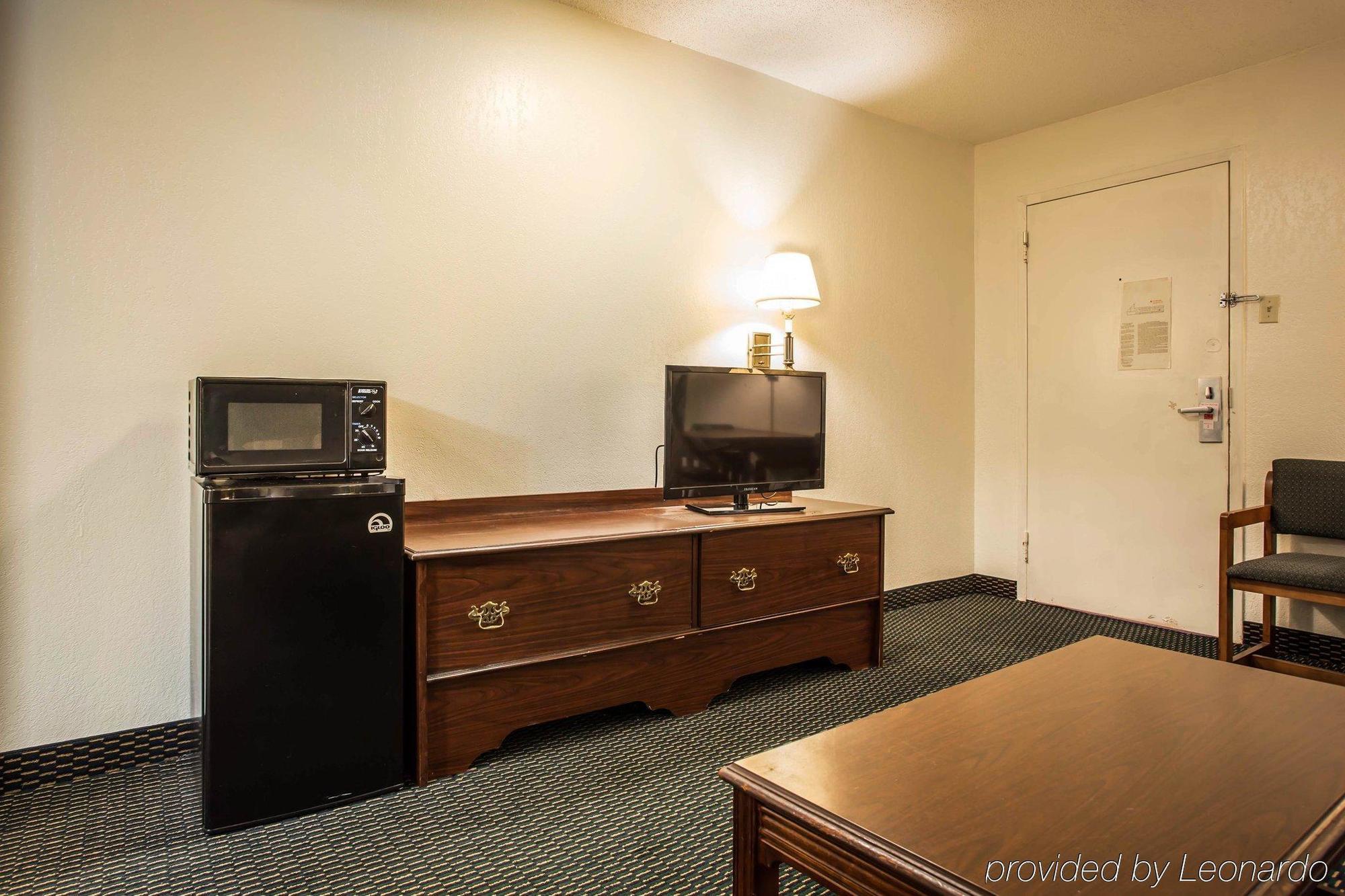 Econo Lodge Inn & Suites 兰伯顿 外观 照片