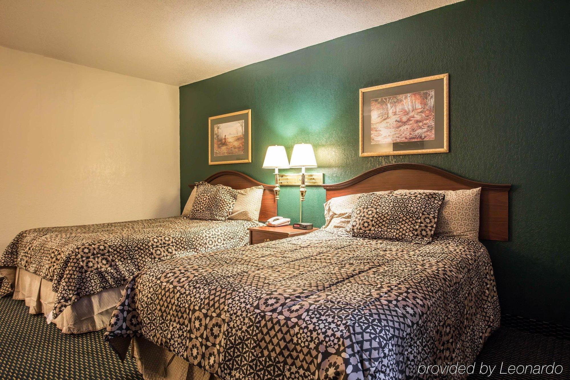 Econo Lodge Inn & Suites 兰伯顿 外观 照片