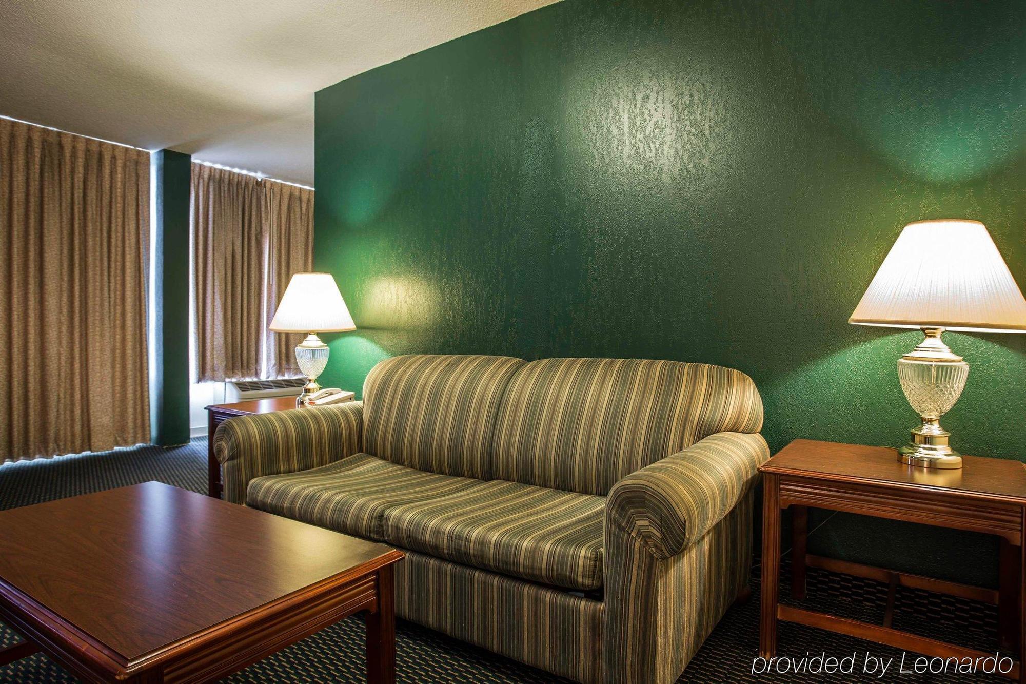 Econo Lodge Inn & Suites 兰伯顿 外观 照片