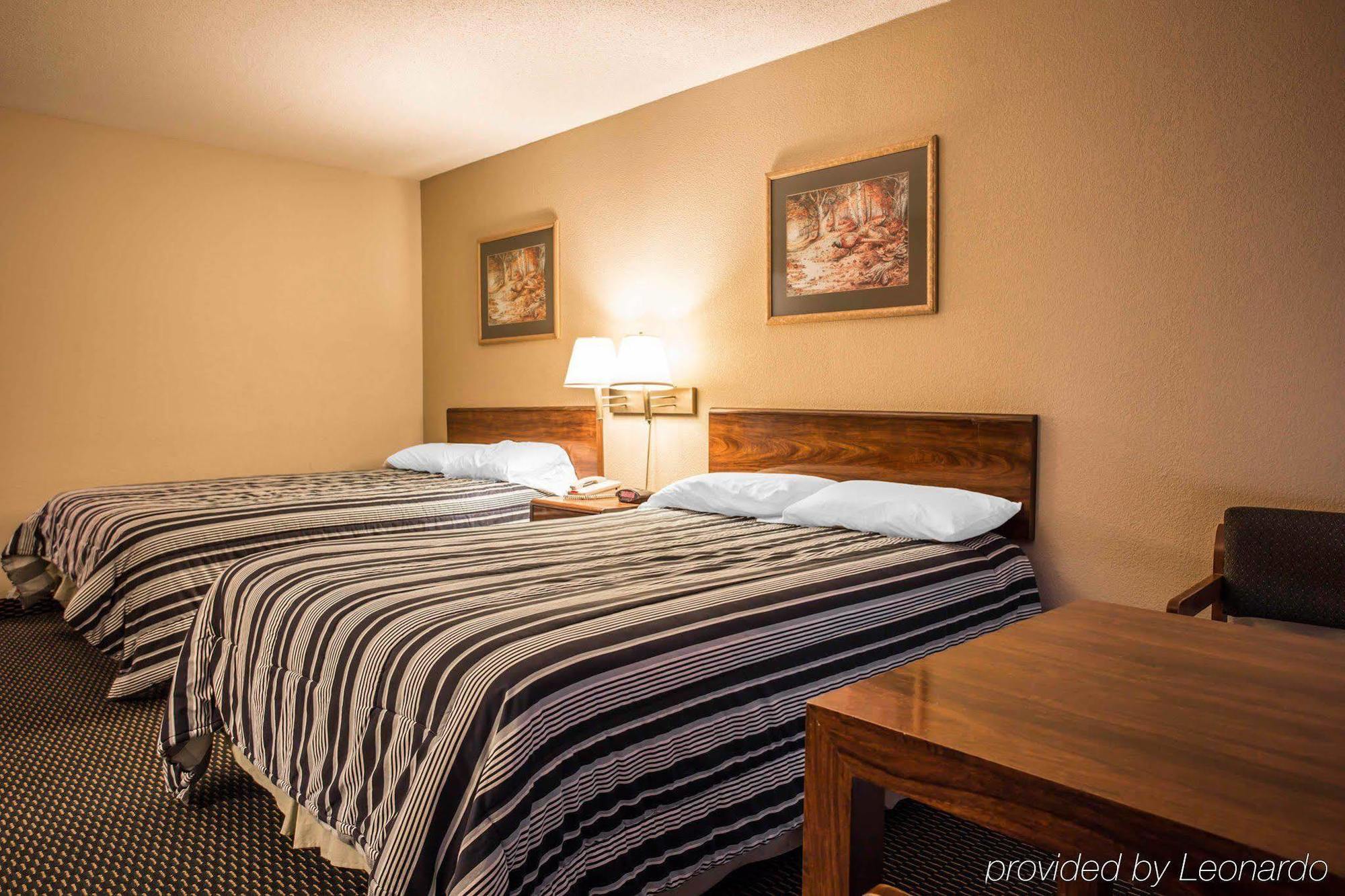 Econo Lodge Inn & Suites 兰伯顿 外观 照片