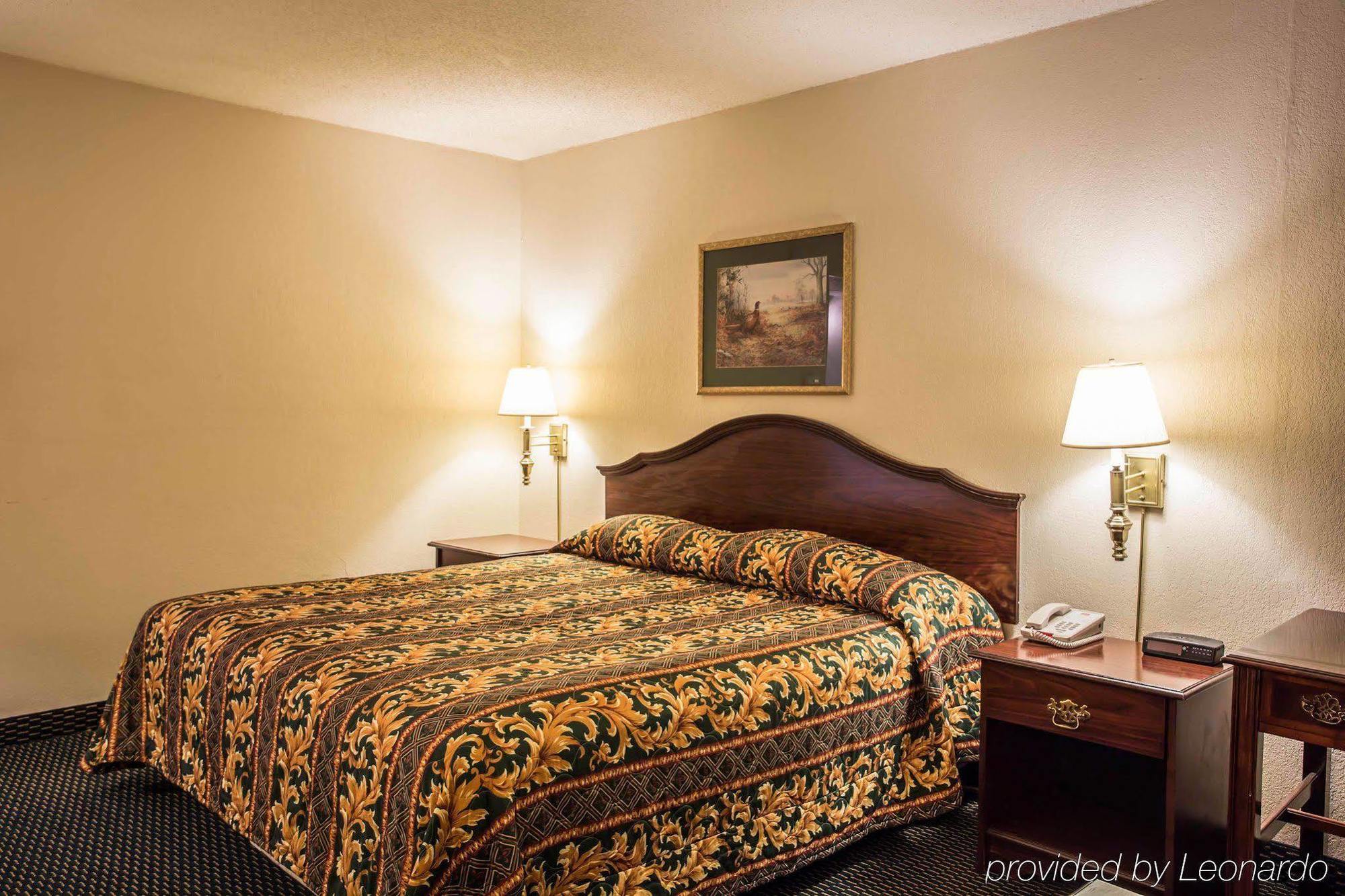 Econo Lodge Inn & Suites 兰伯顿 外观 照片