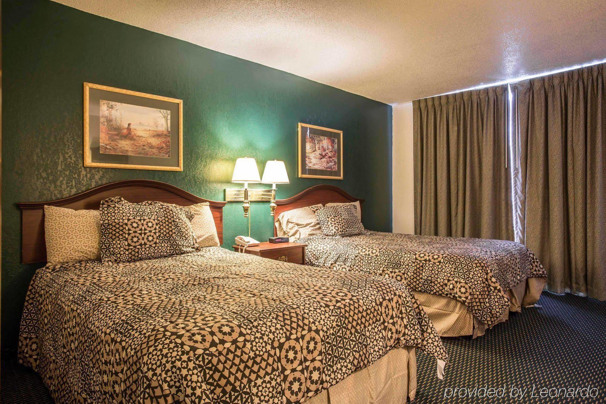 Econo Lodge Inn & Suites 兰伯顿 外观 照片